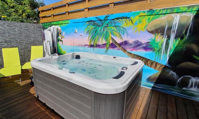 Saint-Francois Apartment | "Chez Claudia "charmant logement avec jacuzzi privatif en toute intimité sur belle terrasse extérieure en bois et piscine