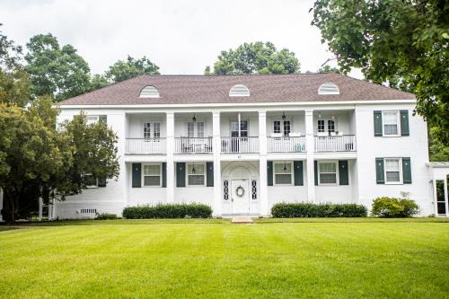 Mobile Apartment | Chic 1 Bed Condo with Pool, Hot Tub, and Parking Near Downtown Mobile