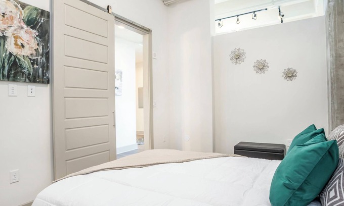 Peachtree Center Apartment | Chic 1-bedroom apartment in fabulous Atlanta with Amenities