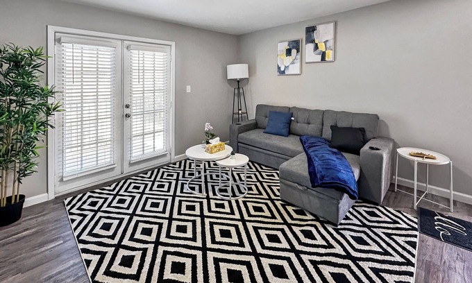 Addison Apartment | Chic 1-bedroom corporate apartment with WiFi, fitness room in cool Addison