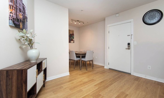 City West Apartment | Chic 2-Bed Apt in Fabulous Los Angeles with Balcony, Fitness Room and WiFi