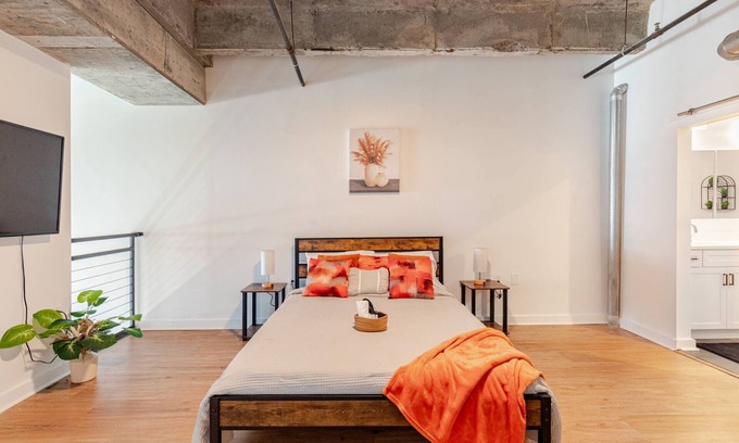 Atlantic Station Area Apartment | Chic 2BR/2BA Loft – Atlantic Station, Walk Everywhere