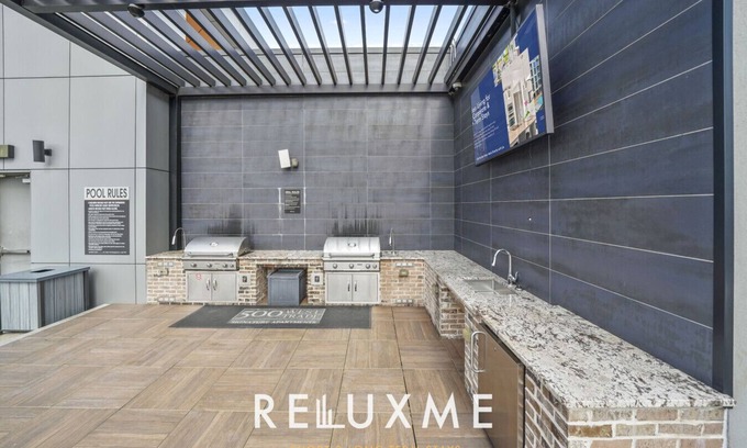 Charlotte Center City Apartment | Chic 2BR High-Rise Hot Tub, Gym, & Rooftop Views🌆