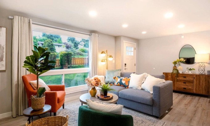 Bryn Mawr-Skyway House | Chic 3BR+2BA Duplex w/Serene View+BBQ near airport
