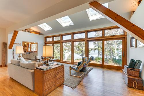 South Addison House | Chic Addison Home with Fire Pit on 8 Private Acres!