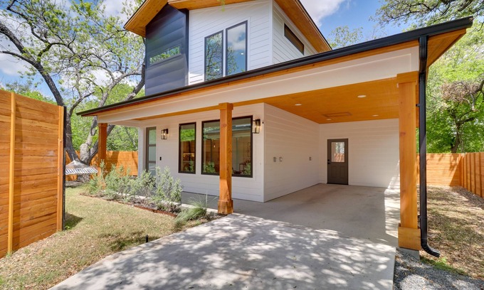 South Manchaca House | Chic Austin House w/Spacious Backyard & Hammock