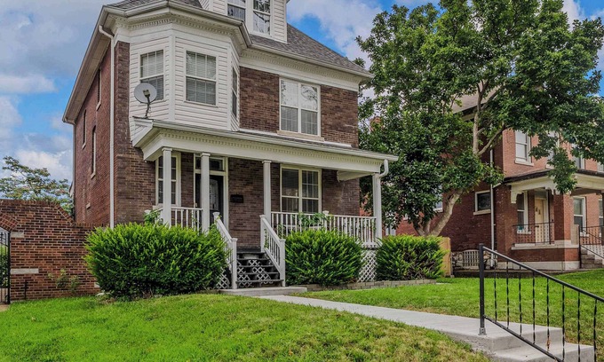 St. Louis House | Chic City Living with Modern Touches/ABODEbucks