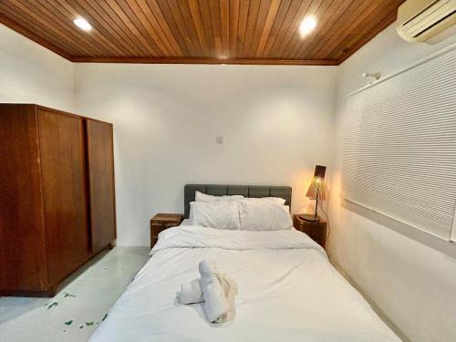 Tunku Apartment | Chic Designer Bedroom in Shared Bungalow near LRT SS1 PJ