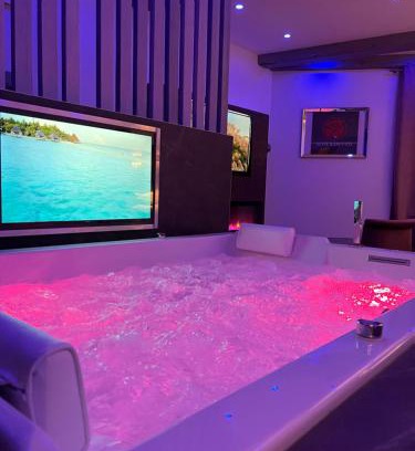 Plaine Centre Ville Apartment | Chic & Jacuzzi