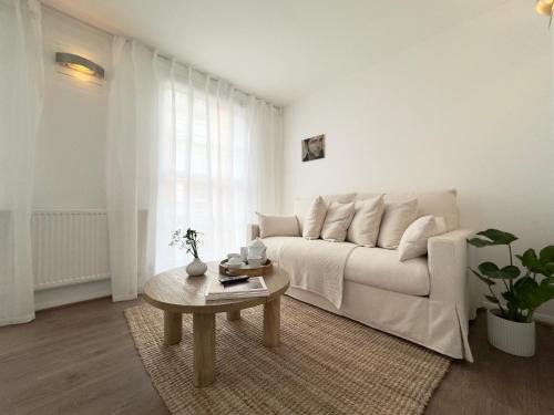 Bryanston and Dorset Square Apartment | Chic Marble Arch with 100 inch Cinema & Premium Mattress, by The Design Traveller