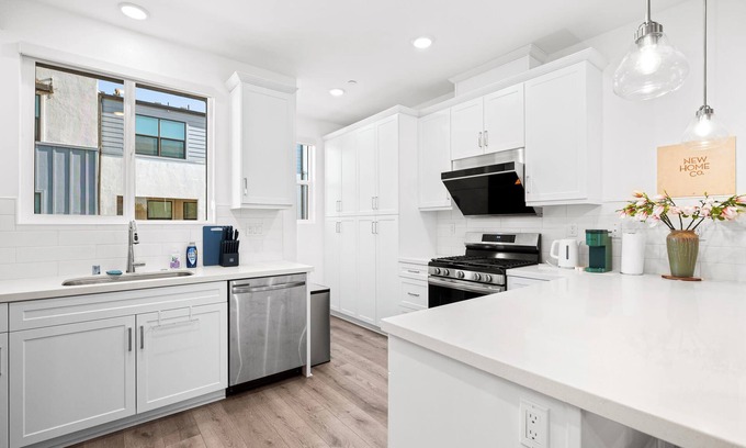 Guasti House | Chic Modern Retreat With Stunning Views 1360 Sqft