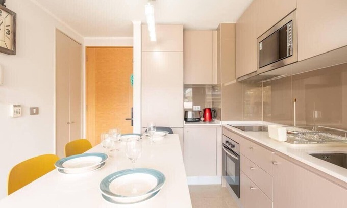 Nunoa Condo | Chic Plaza 2B W/Wifi, Parking & Metro.