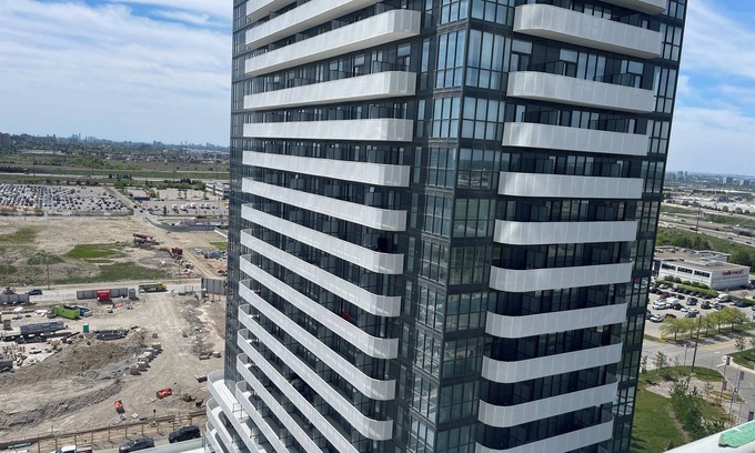 Vaughan Apartment | "Chic Retreat: Pet & Smoke-Friendly, Balcony Views, Prime Location!"