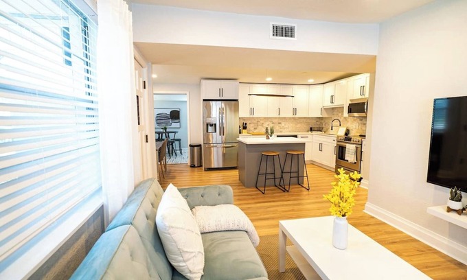 Carver City - Lincoln Gardens House | Chic & Stylish Central location