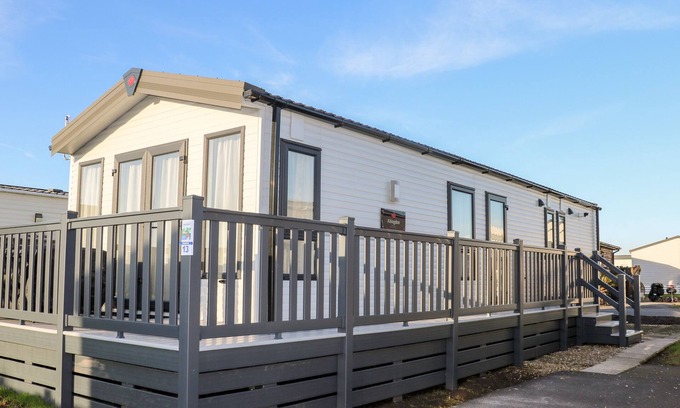 Chichester Cottage | CHICHESTER LAKESIDE HOLIDAY PARK, pet friendly in Chichester