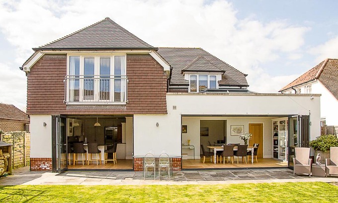 Chichester House | Chichester Spacious House Ideal for Goodwood and city centre