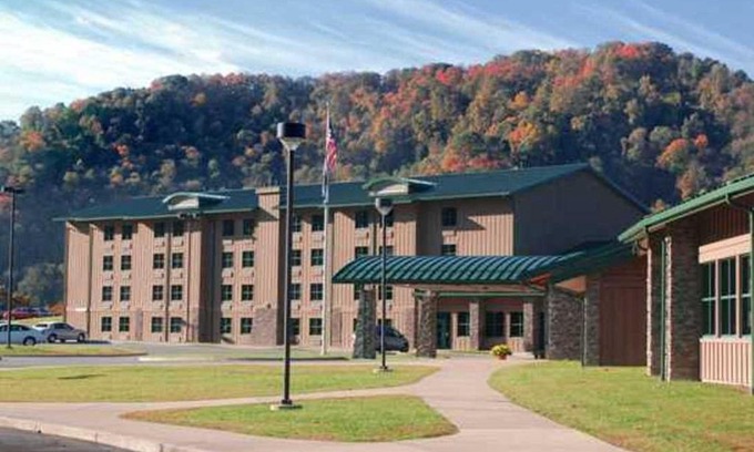 Henlawson Cabin | Chief Logan Lodge Hotel & Conference