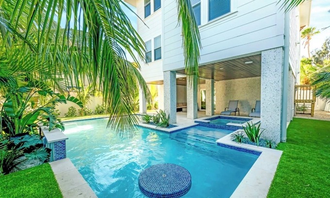 Bradenton Beach House | CHRISTMAS availability!Gorgeous 7 bedroom Beach house 2 minute walk to Beach!
