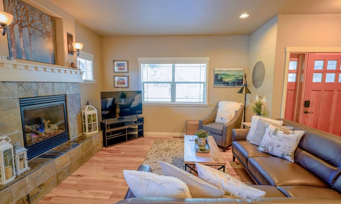 Southern Crossing House | Chukar's Nest/Old Mill District/Hot Tub/BBQ/Firepit/Bikes