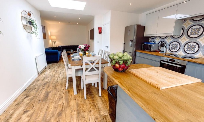 Exeter House | Chute House 4 Bed House Private Garden City Ccenter