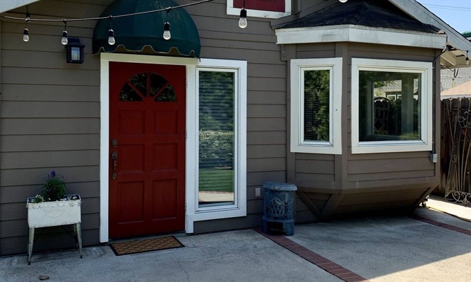 Old Towne Cottage | Citrus Cottage in Old Town Orange near Chapman U & Disneyland