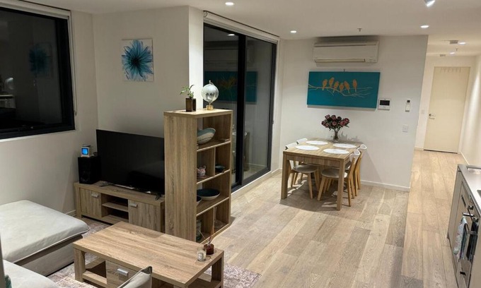 Parkville Apartment | City Fringe Oasis - Pool, Gym & Car Park