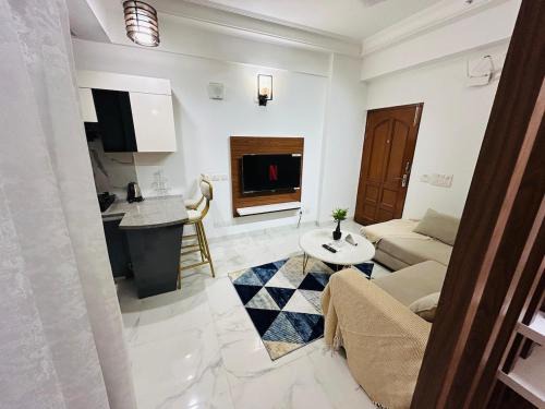 Noida Apartment | City Vista Views by Royal Rooms