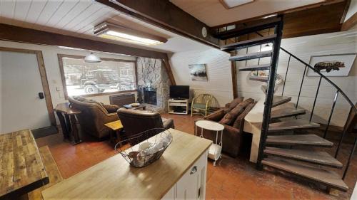 Red River House | Claim Jumper A-Frame 2 - On The River - WiFi - Cable - Wood Burning Fireplace