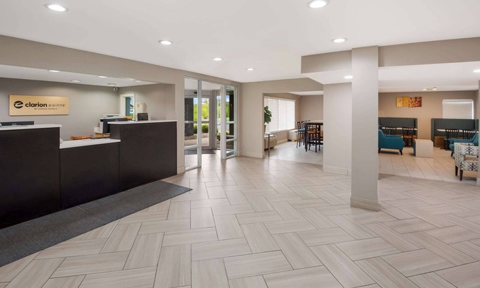Castleton Hotel | Clarion Pointe Indianapolis Northeast