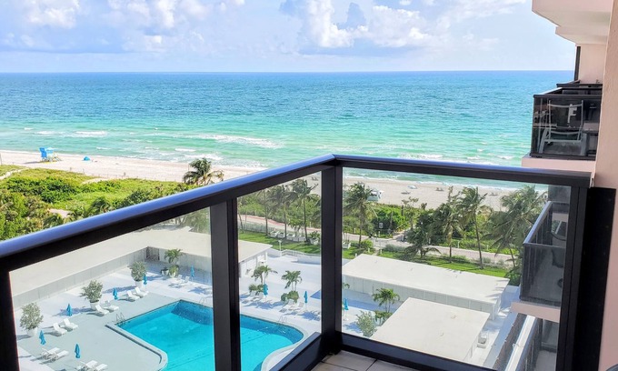 La Gorce Apartment | Classic 2 Bedroom with Balcony and Pool - 1010