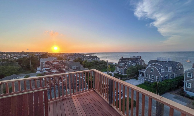 Brant Point House | Classic 7BR Nantucket Summer Home - Incredible Views & Walk to Town