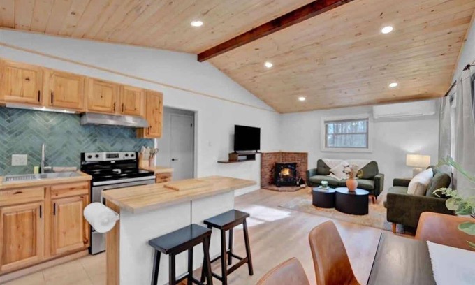 Locust Lake Village Cabin | Classic Cabin | Lake Access | Hot Tub