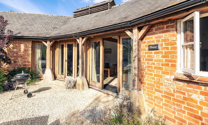 Shellingford Cottage | Classic Cotswold Home Near Littleworth - Flower Barn