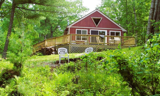 Winter Cabin | Classic Rustic Lakeside Cabin Retreat. Sleeps 6. Pets allowed.