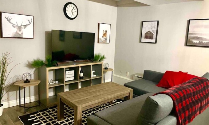 Guildford Apartment | ❤️Clean 2B Canadian Cottage Suite in the City❤️