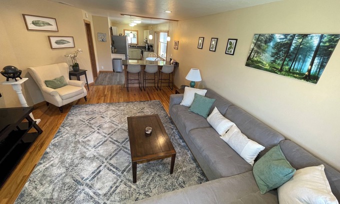 Myrtletown House | Clean and Bright Cottage, 3 bedroom with Game Room and Laundry!