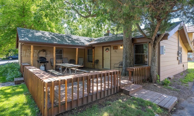 Rapid City Cabin | Clean and Comfortable Cabin Thirty Minutes from Mt Rushmore - In Rapid City On Canyon Lake Thirty Minutes from Mt Rushmore