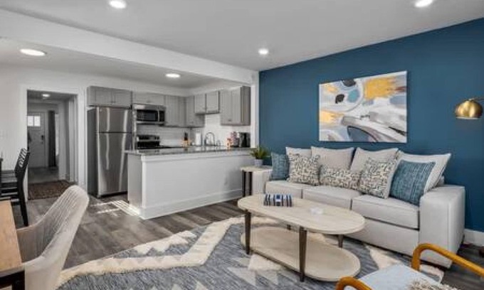 Forest Park Apartment | Clean and Cozy - King Bed - Close to Everything