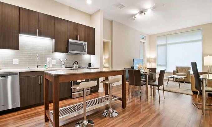 Shoreline West Apartment | Clean & Comfy 2BR | Free WiFi & Laundry | Downtown MV