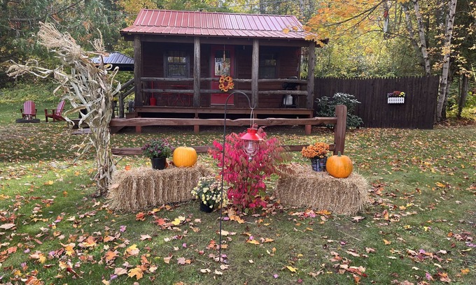 Silver City Cabin | Clean & cozy couples cabin close to the Porcupine mountains~Rustic yet modern
