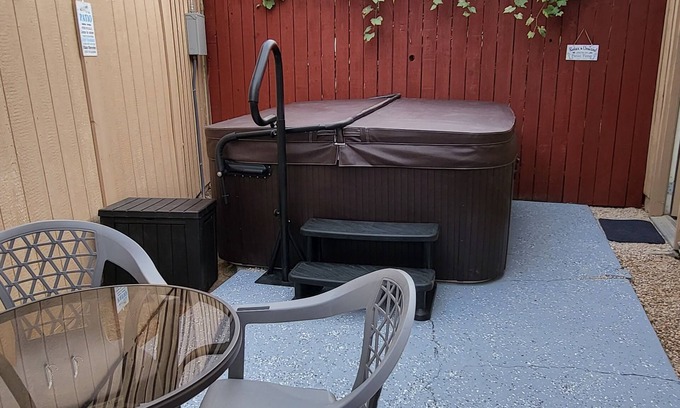 Twin Falls House | Clean & Cozy! - HOT TUB Hideaway!