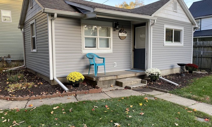 Wabash House | Clean, cozy, modern1 bdrm house just 7 blocks from the Honeywell Center