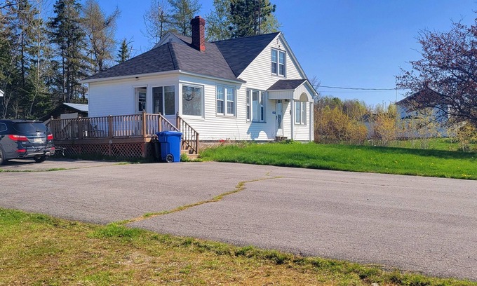 Russellville House | Clean & Cozy - Riverview only 1km from Gordon's Wharf boat slip