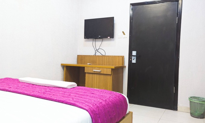 Somolu Apartment | Clean Single Room in Lagos Suitable for Getaway and Remote Work