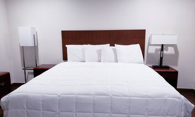 Quitman Hotel | CLEAR LAKES INN