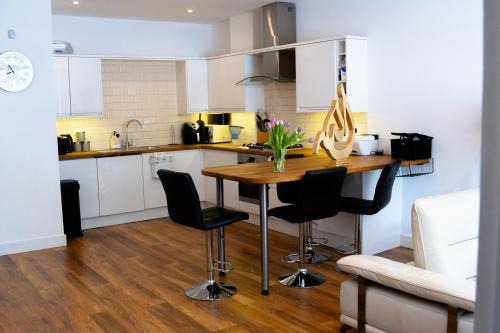 London Borough of Bromley Apartment | Cleave House - Stylish & Chic 3 Bed House mins from Central London