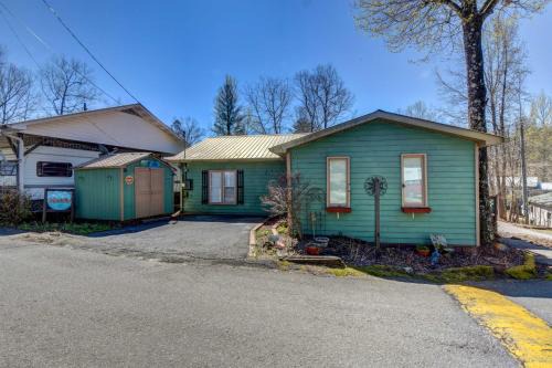 Cleveland House | Cleveland Cabin with Private Hot Tub about 7 Mi to Helen