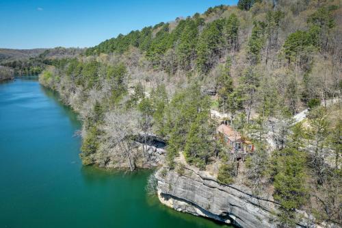 Eureka Springs House | Cliffside Eureka Springs Cabin with Beaver Lake View