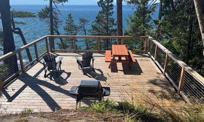 Juan de Fuca Electoral Area House | Cliffside Hideaway: Luxurious, Peaceful, with Gorgeous views Over the Ocean