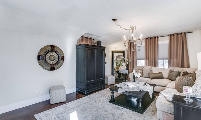 Wichita House | Close to airport and walking distance to restaurants and shopping